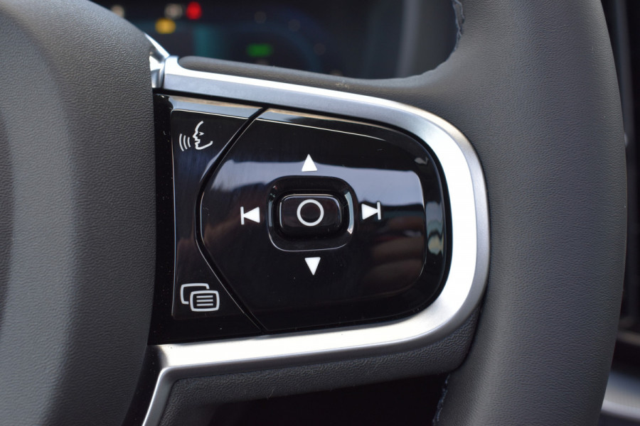 Volvo XC60 T6 AWD 350PK Plug-in Hybrid Ultra Dark | Trekhaak | 1.025km | BLIS | ACC | HUD | | H&K | 360 Camera | Panodak | Stuurverwarming