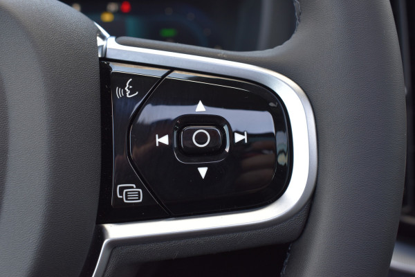 Volvo XC60 T6 AWD 350PK Plug-in Hybrid Ultra Dark | Trekhaak | 1.025km | BLIS | ACC | HUD | | H&K | 360 Camera | Panodak | Stuurverwarming