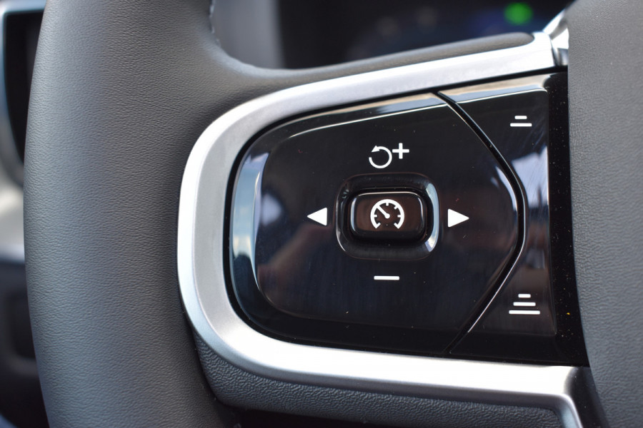 Volvo XC60 T6 AWD 350PK Plug-in Hybrid Ultra Dark | Trekhaak | 1.025km | BLIS | ACC | HUD | | H&K | 360 Camera | Panodak | Stuurverwarming