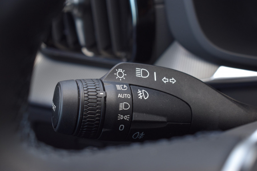 Volvo XC60 T6 AWD 350PK Plug-in Hybrid Ultra Dark | Trekhaak | 1.025km | BLIS | ACC | HUD | | H&K | 360 Camera | Panodak | Stuurverwarming