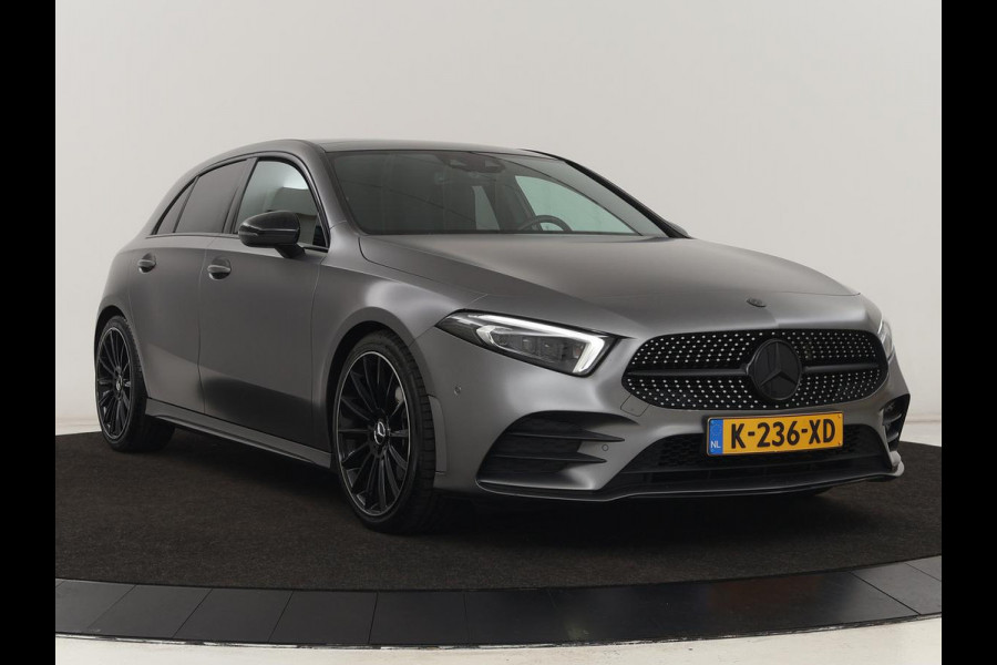 Mercedes-Benz A-Klasse 180 Business Solution AMG | Panoramadak | Stoelverwarming | Leder/Alcantara | Camera | Navigatie | Widescreen | Designo Mountaingrijs Magno