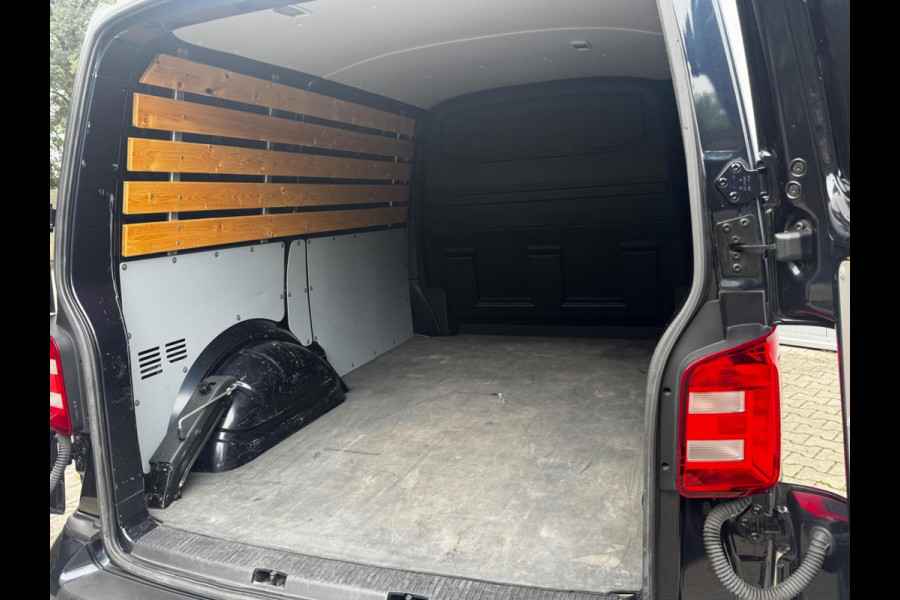 Volkswagen Transporter 2.0TDI 150PK AUTOMAAT HIGHLINE CARPLAY AIRCO TREKHAAK ZEER NETTE BUS! NAP ORIGINEEL NEDERLANDS