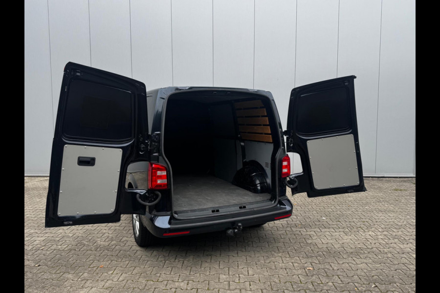 Volkswagen Transporter 2.0TDI 150PK AUTOMAAT HIGHLINE CARPLAY AIRCO TREKHAAK ZEER NETTE BUS! NAP ORIGINEEL NEDERLANDS