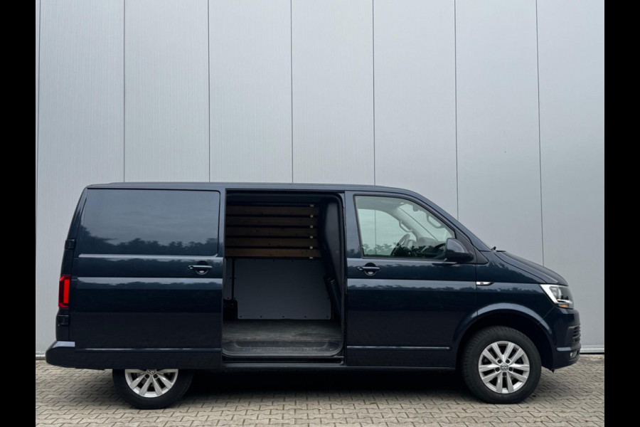 Volkswagen Transporter 2.0TDI 150PK AUTOMAAT HIGHLINE CARPLAY AIRCO TREKHAAK ZEER NETTE BUS! NAP ORIGINEEL NEDERLANDS