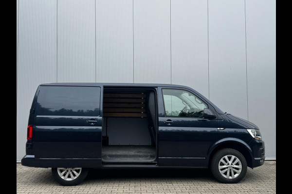 Volkswagen Transporter 2.0TDI 150PK AUTOMAAT HIGHLINE CARPLAY AIRCO TREKHAAK ZEER NETTE BUS! NAP ORIGINEEL NEDERLANDS