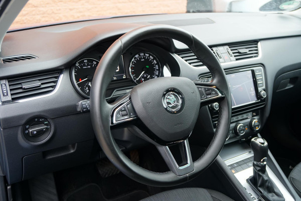 Škoda Octavia Combi 1.8 TSI Greentech Style Business 180PK + PANO / CAMERA / BI-XENON / KEYLESS