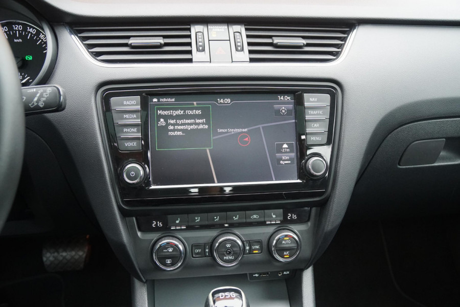 Škoda Octavia Combi 1.8 TSI Greentech Style Business 180PK + PANO / CAMERA / BI-XENON / KEYLESS