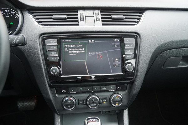 Škoda Octavia Combi 1.8 TSI Greentech Style Business 180PK + PANO / CAMERA / BI-XENON / KEYLESS