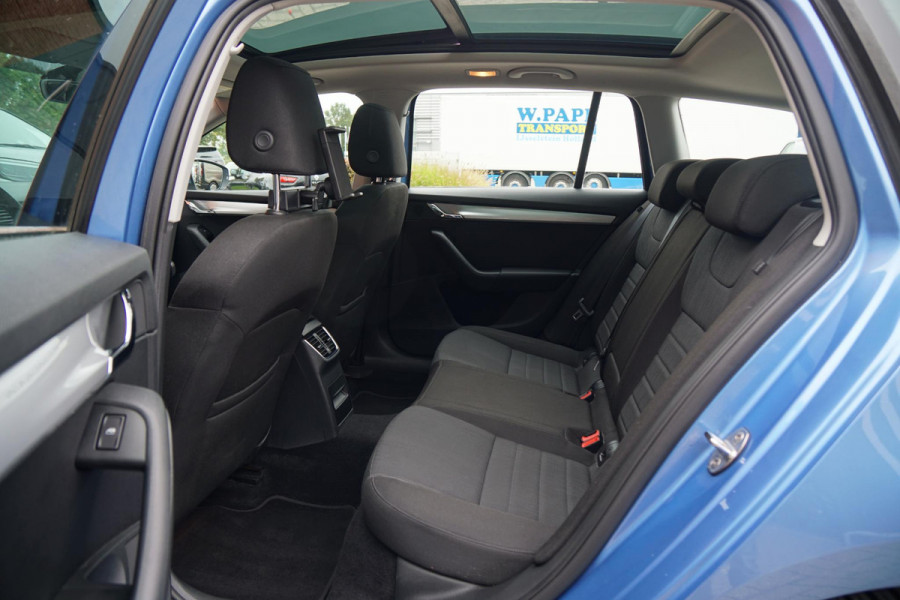 Škoda Octavia Combi 1.8 TSI Greentech Style Business 180PK + PANO / CAMERA / BI-XENON / KEYLESS