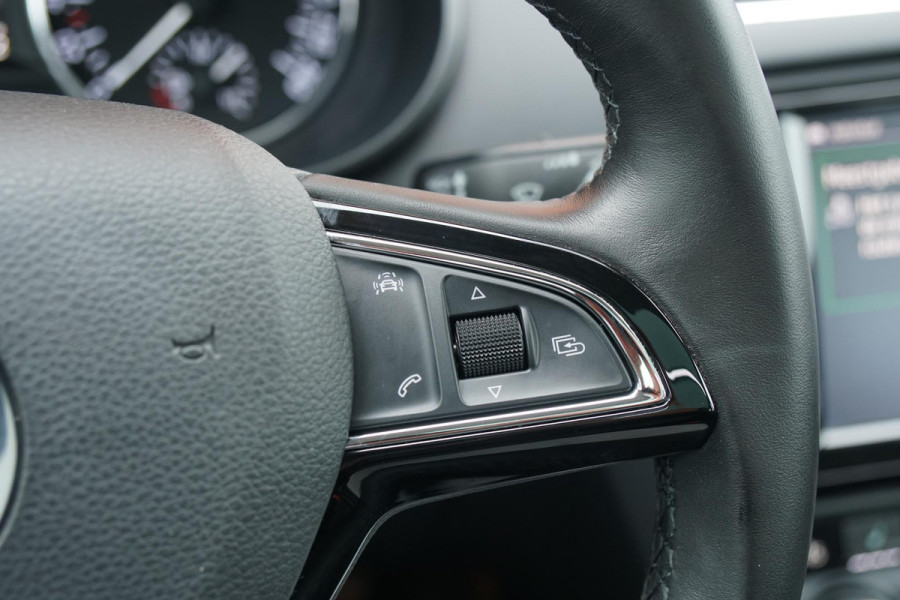 Škoda Octavia Combi 1.8 TSI Greentech Style Business 180PK + PANO / CAMERA / BI-XENON / KEYLESS