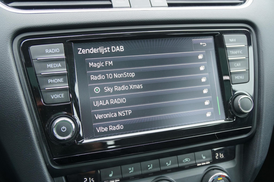 Škoda Octavia Combi 1.8 TSI Greentech Style Business 180PK + PANO / CAMERA / BI-XENON / KEYLESS