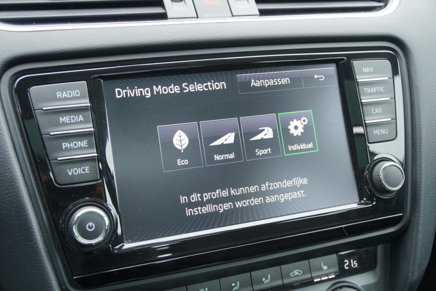Škoda Octavia Combi 1.8 TSI Greentech Style Business 180PK + PANO / CAMERA / BI-XENON / KEYLESS