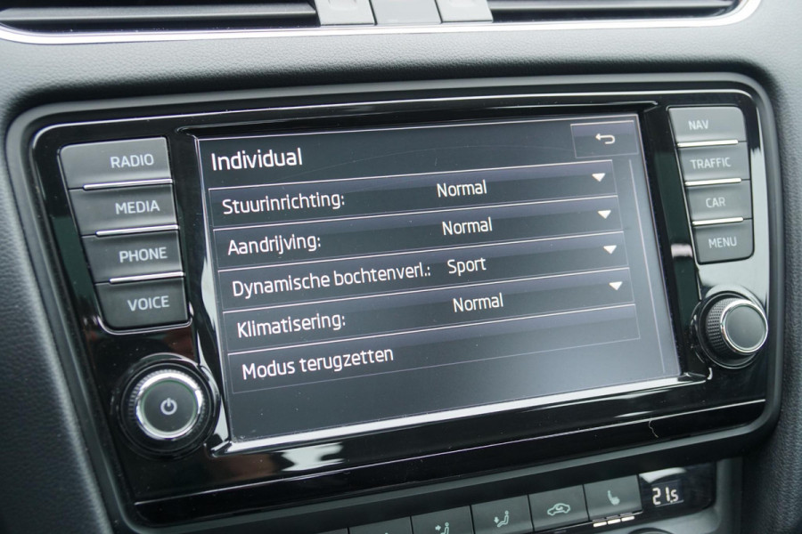 Škoda Octavia Combi 1.8 TSI Greentech Style Business 180PK + PANO / CAMERA / BI-XENON / KEYLESS