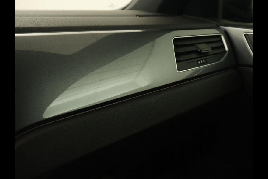 Volkswagen Polo 2.0 TSI GTI | Panoramadak | Stoelverwarming | Adaptive cruise | Camera | Carplay | Matrix LED | Virtual Cockpit | Alcantara | Climate control | Park Assist | Navigatie