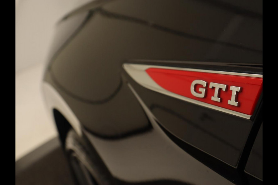 Volkswagen Polo 2.0 TSI GTI | Panoramadak | Stoelverwarming | Adaptive cruise | Camera | Carplay | Matrix LED | Virtual Cockpit | Alcantara | Climate control | Park Assist | Navigatie