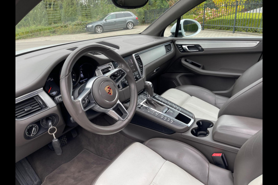 Porsche Macan 2.0 252PK Facelift /Panoramadak/Luchtvering/Led-Xenon/Camera/Electr-Trekhaak 1-Eigenaar Dealer-onderhouden