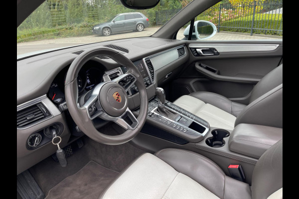 Porsche Macan 2.0 252PK Facelift /Panoramadak/Luchtvering/Led-Xenon/Camera/Electr-Trekhaak 1-Eigenaar Dealer-onderhouden