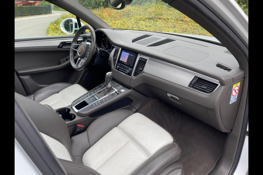 Porsche Macan 2.0 252PK Facelift /Panoramadak/Luchtvering/Led-Xenon/Camera/Electr-Trekhaak 1-Eigenaar Dealer-onderhouden