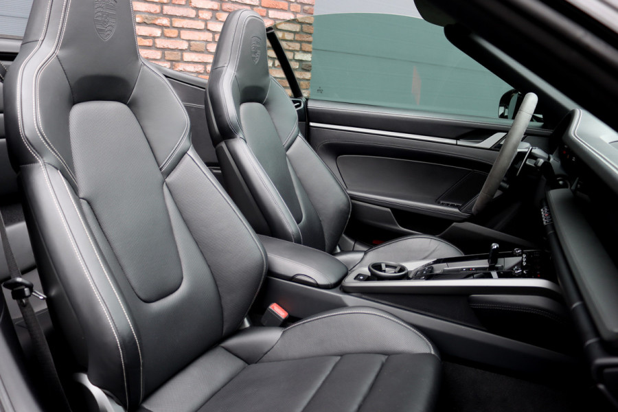 Porsche 911 992 Cabrio 3.0 Carrera S | Vierwielbesturing | Sport Chrono | Sportuitlaat | Sport Design Pakket | PASM | Stoelventilatie | Dynamic Light System+ | Surround Camera |