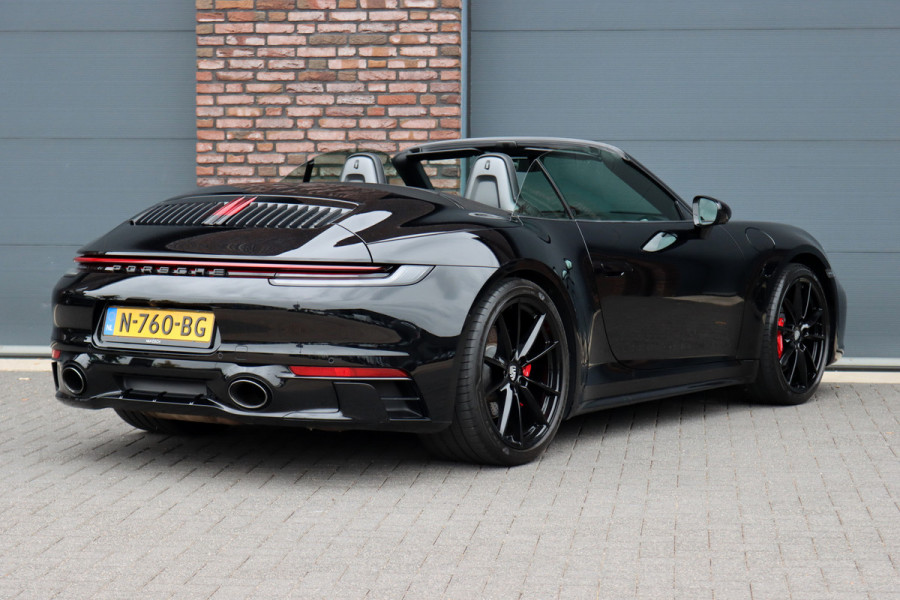 Porsche 911 992 Cabrio 3.0 Carrera S | Vierwielbesturing | Sport Chrono | Sportuitlaat | Sport Design Pakket | PASM | Stoelventilatie | Dynamic Light System+ | Surround Camera |