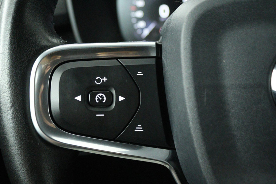 Volvo XC40 1.5 T3 Momentum Pro (TREKHAAK, H&K AUDIO, STOELVERWARMING, AUTOMAAT, ACHTERUITRIJCAMERA, PARKEERSENSOREN)