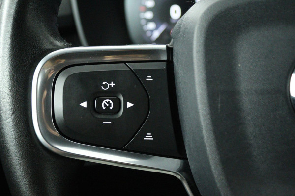 Volvo XC40 1.5 T3 Momentum Pro (TREKHAAK, H&K AUDIO, STOELVERWARMING, AUTOMAAT, ACHTERUITRIJCAMERA, PARKEERSENSOREN)