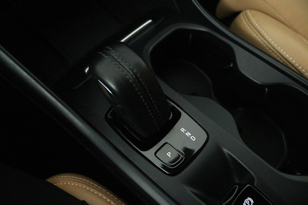 Volvo XC40 1.5 T3 Momentum Pro (TREKHAAK, H&K AUDIO, STOELVERWARMING, AUTOMAAT, ACHTERUITRIJCAMERA, PARKEERSENSOREN)