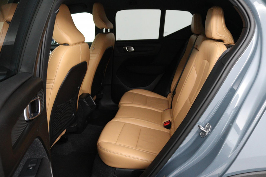 Volvo XC40 1.5 T3 Momentum Pro (TREKHAAK, H&K AUDIO, STOELVERWARMING, AUTOMAAT, ACHTERUITRIJCAMERA, PARKEERSENSOREN)
