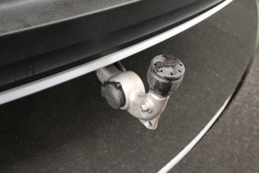 Volvo XC40 1.5 T3 Momentum Pro (TREKHAAK, H&K AUDIO, STOELVERWARMING, AUTOMAAT, ACHTERUITRIJCAMERA, PARKEERSENSOREN)