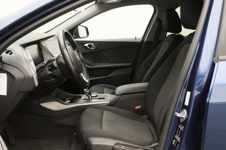 BMW 1-serie 118i Executive Edition Automaat Camera, Stuur-/Stoelverw., Apple Carplay, LED, Lane Assist