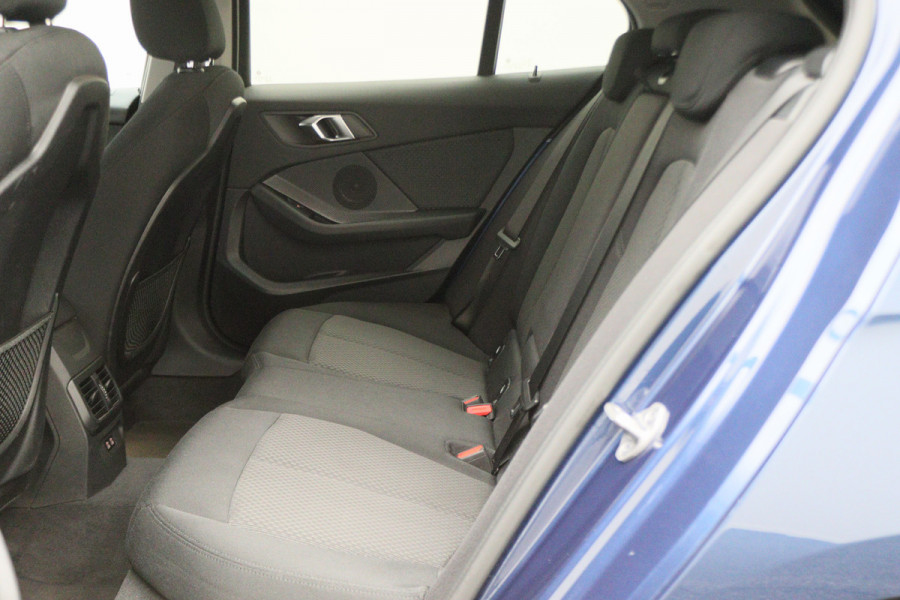 BMW 1-serie 118i Executive Edition Automaat Camera, Stuur-/Stoelverw., Apple Carplay, LED, Lane Assist