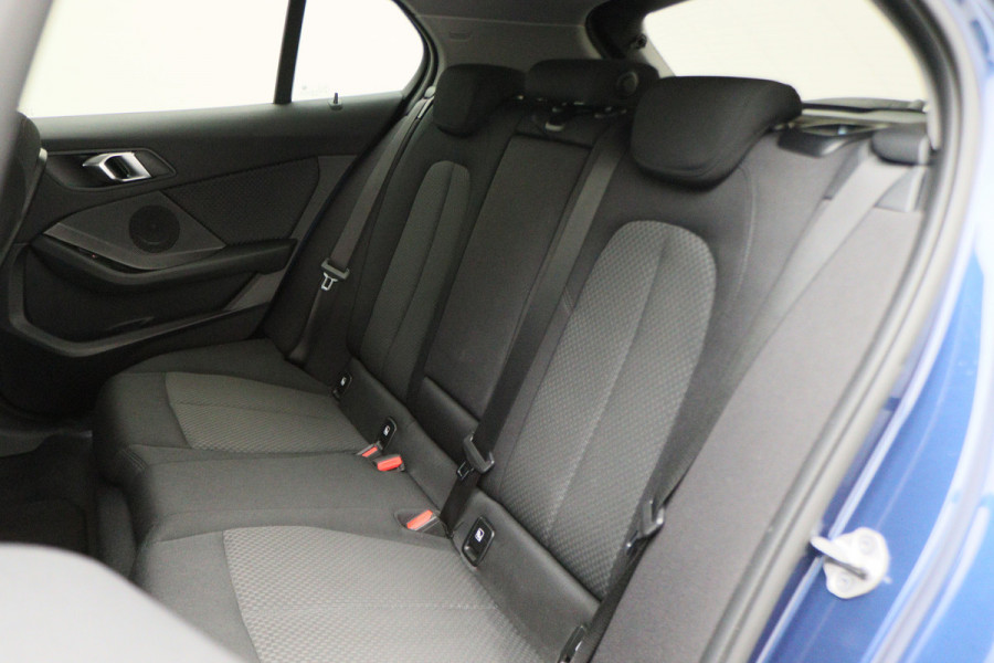 BMW 1-serie 118i Executive Edition Automaat Camera, Stuur-/Stoelverw., Apple Carplay, LED, Lane Assist