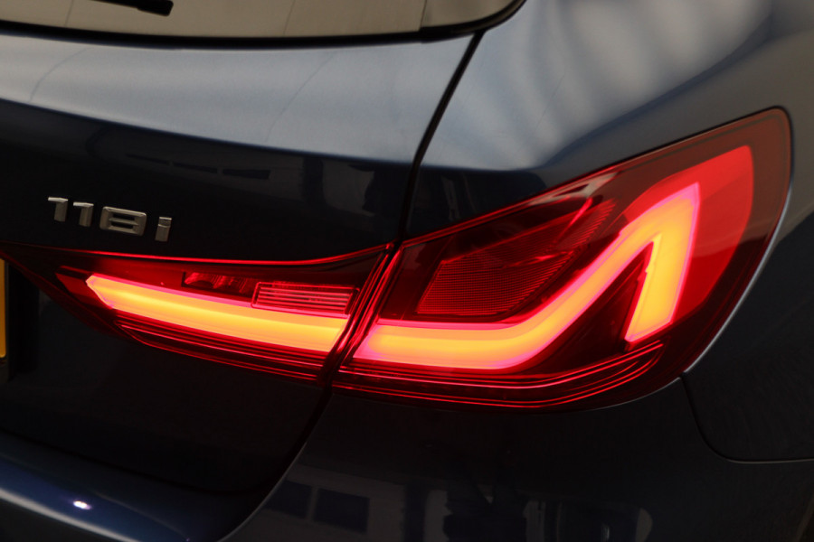 BMW 1-serie 118i Executive Edition Automaat Camera, Stuur-/Stoelverw., Apple Carplay, LED, Lane Assist