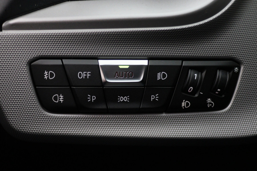 BMW 1-serie 118i Executive Edition Automaat Camera, Stuur-/Stoelverw., Apple Carplay, LED, Lane Assist