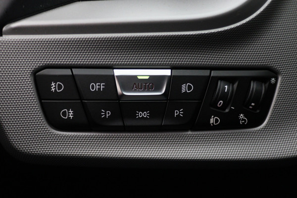 BMW 1-serie 118i Executive Edition Automaat Camera, Stuur-/Stoelverw., Apple Carplay, LED, Lane Assist