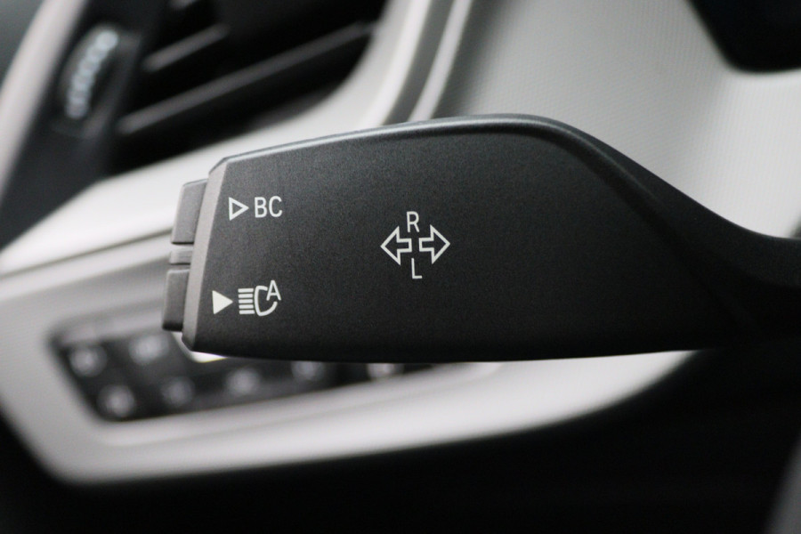 BMW 1-serie 118i Executive Edition Automaat Camera, Stuur-/Stoelverw., Apple Carplay, LED, Lane Assist