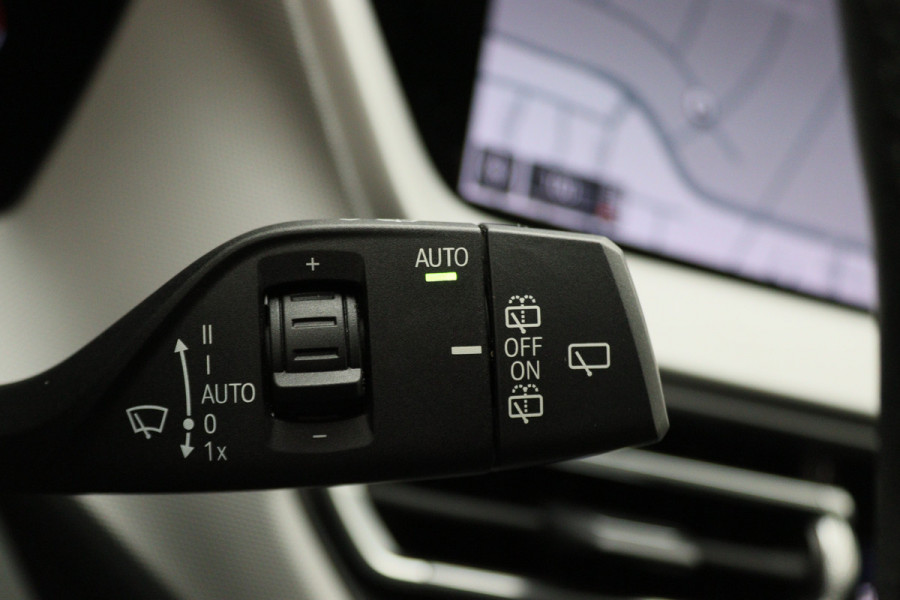 BMW 1-serie 118i Executive Edition Automaat Camera, Stuur-/Stoelverw., Apple Carplay, LED, Lane Assist