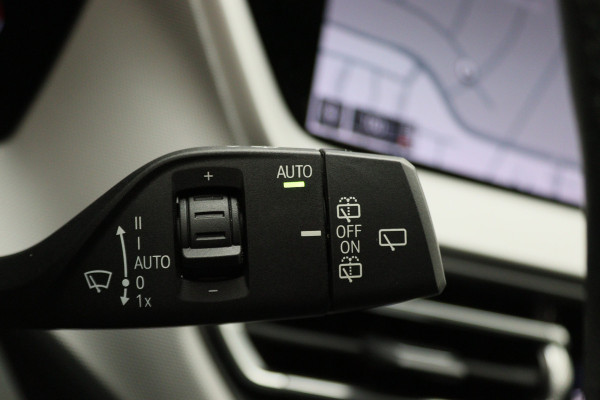 BMW 1-serie 118i Executive Edition Automaat Camera, Stuur-/Stoelverw., Apple Carplay, LED, Lane Assist