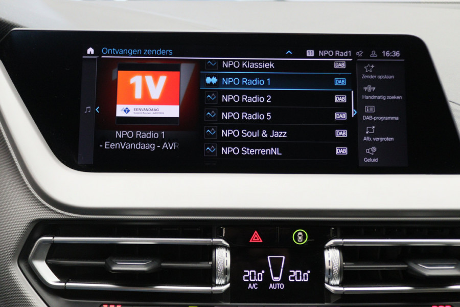 BMW 1-serie 118i Executive Edition Automaat Camera, Stuur-/Stoelverw., Apple Carplay, LED, Lane Assist