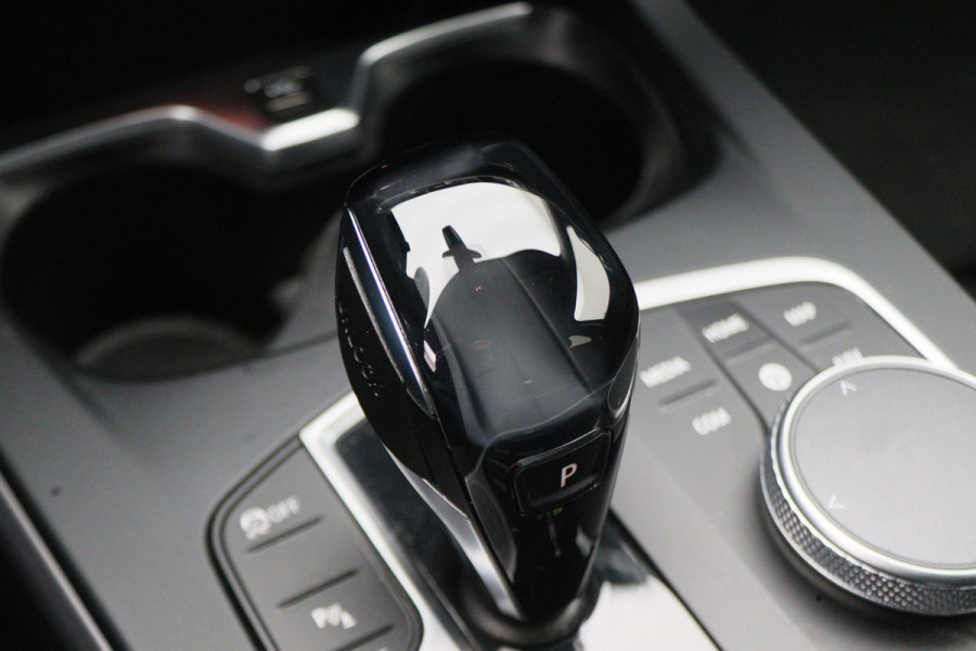BMW 1-serie 118i Executive Edition Automaat Camera, Stuur-/Stoelverw., Apple Carplay, LED, Lane Assist
