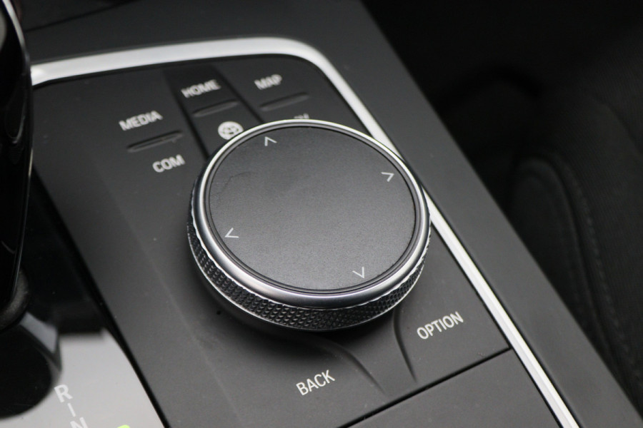 BMW 1-serie 118i Executive Edition Automaat Camera, Stuur-/Stoelverw., Apple Carplay, LED, Lane Assist