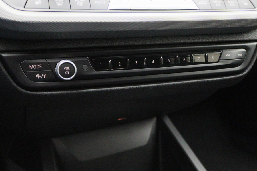 BMW 1-serie 118i Executive Edition Automaat Camera, Stuur-/Stoelverw., Apple Carplay, LED, Lane Assist