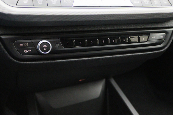 BMW 1-serie 118i Executive Edition Automaat Camera, Stuur-/Stoelverw., Apple Carplay, LED, Lane Assist