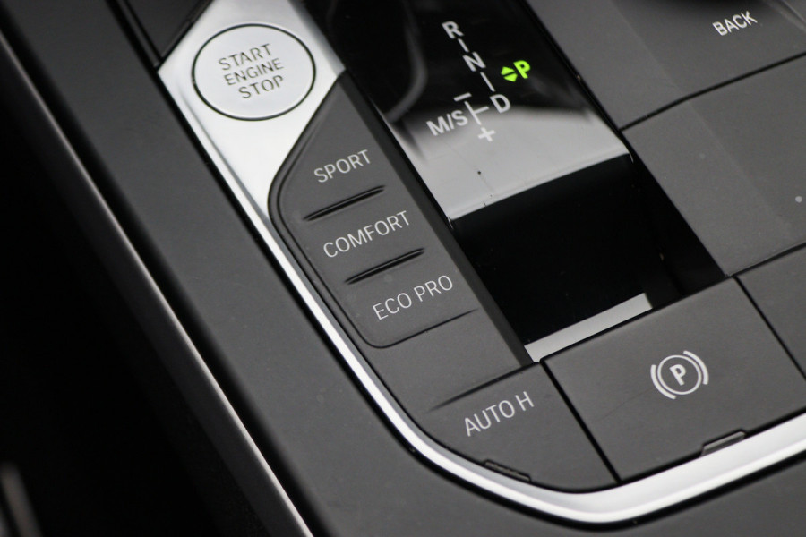 BMW 1-serie 118i Executive Edition Automaat Camera, Stuur-/Stoelverw., Apple Carplay, LED, Lane Assist