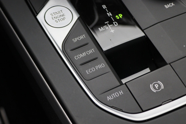BMW 1-serie 118i Executive Edition Automaat Camera, Stuur-/Stoelverw., Apple Carplay, LED, Lane Assist