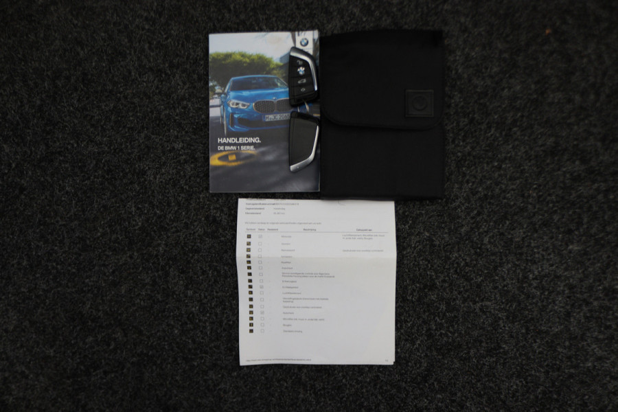 BMW 1-serie 118i Executive Edition Automaat Camera, Stuur-/Stoelverw., Apple Carplay, LED, Lane Assist