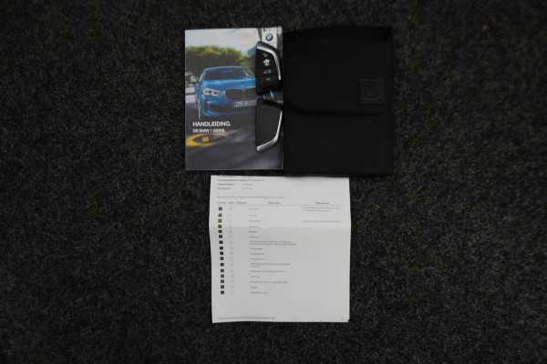 BMW 1-serie 118i Executive Edition Automaat Camera, Stuur-/Stoelverw., Apple Carplay, LED, Lane Assist