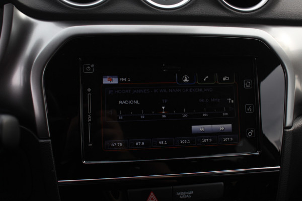 Suzuki Vitara 1.4 Boosterjet Select Smart Hybrid / Trekhaak / Camera / Navigatie / 17'' / DAB / Stoelverwarming / Getint glas / Cruise Control