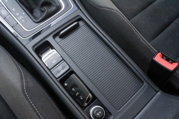 Volkswagen Golf 1.4 TSI Highl Busi | ACC | Camera | Stoel VW | Carplay