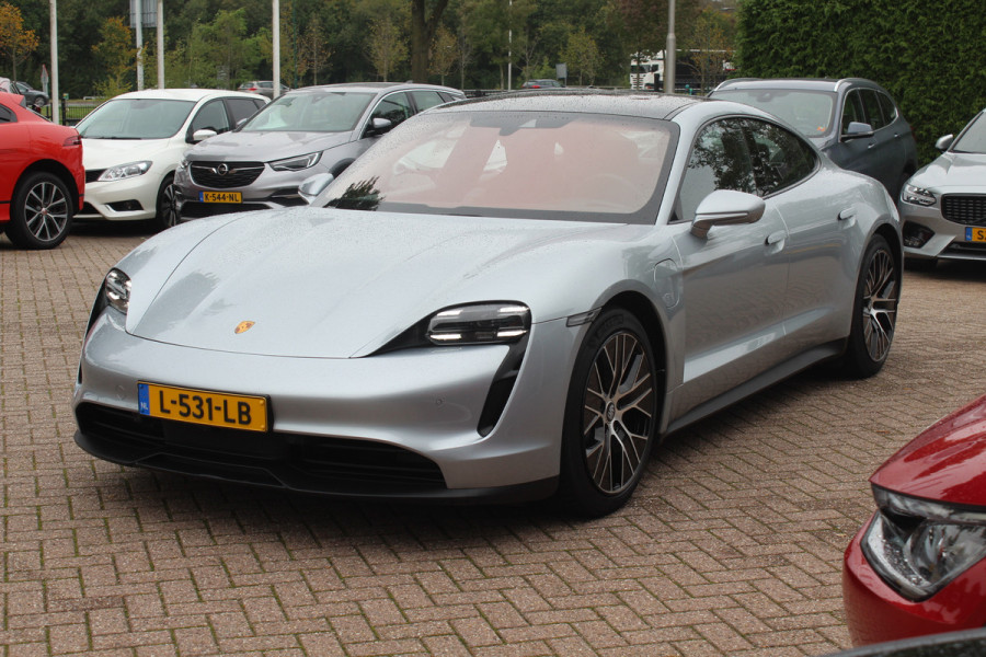 Porsche Taycan Performance 84 kWh / SoH 94.5% / Panoramadak / 360Camera / Adaptieve stoelen / Sportchrono / 20'' / Bose / Keyless / Dodehoek / Navigatie / Stoelverwarming / Cruise Control